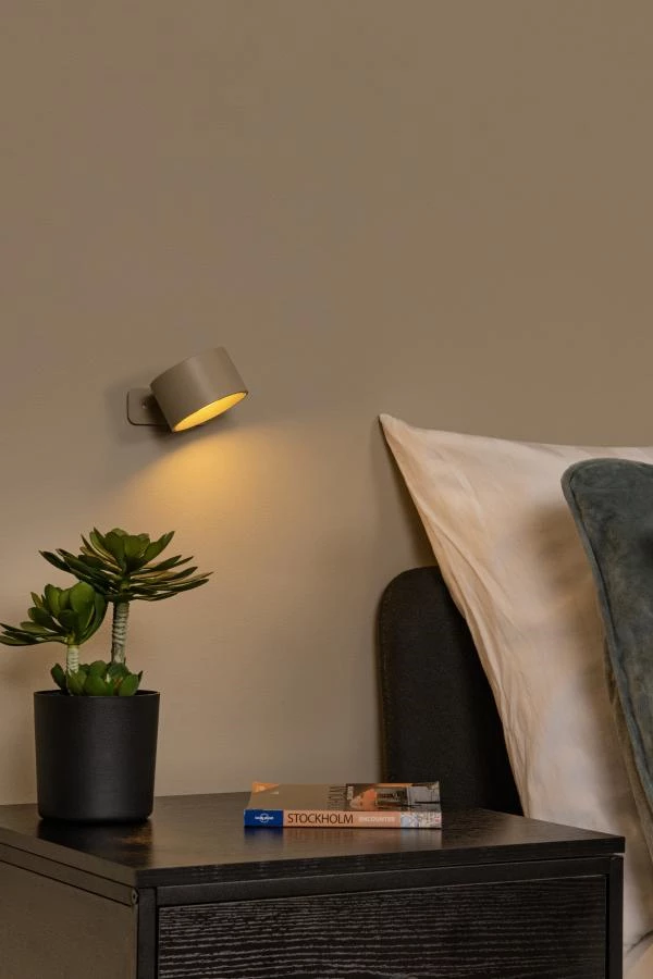 Lucide JOLAN - wiederaufladbare Schreibtischlampe/Klemmleuchte/Wandleuchte - Akku/Batterie - LED Dim to warm - 1x3,5W 2700K/5700K - Taupe - Atmosphäre 2